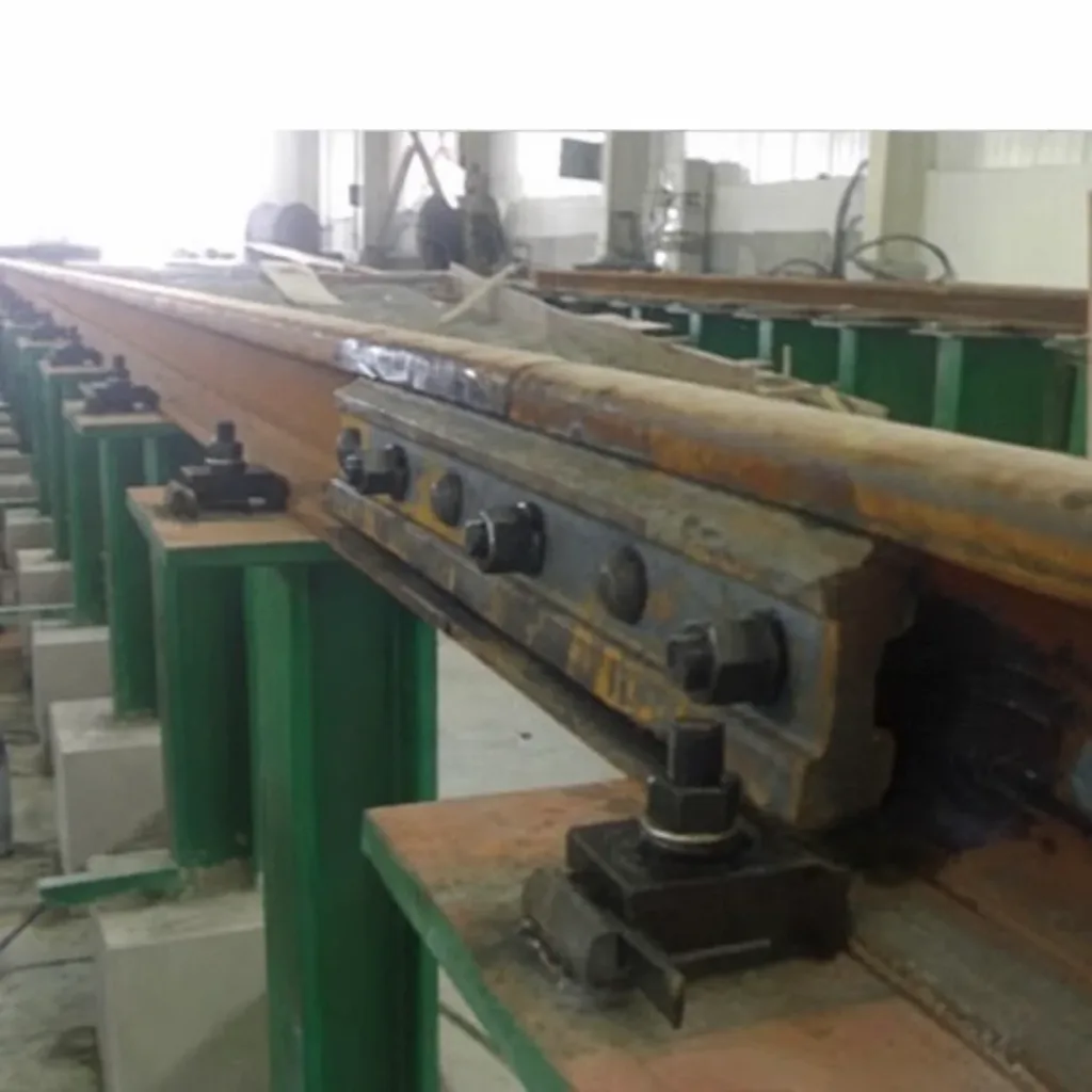 Bolted rail joint with fishplates and separate rail clips on a steel support