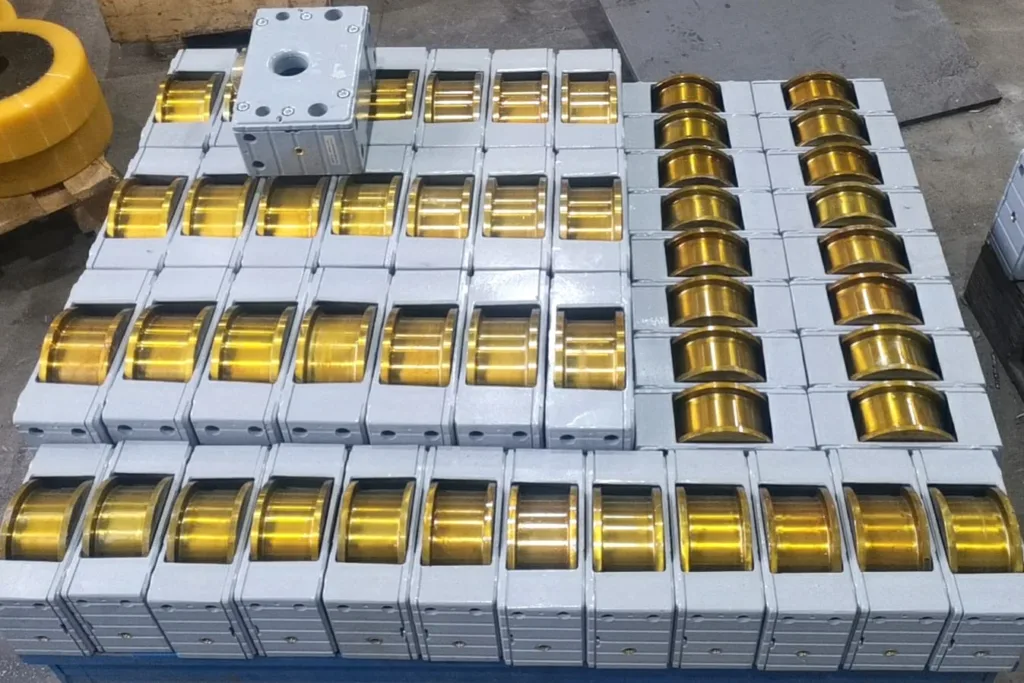 Crane wheel blocks with wheels supported in rectangular housings