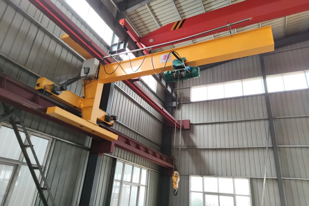 Wall-travelling jib crane running along an elevated building runway