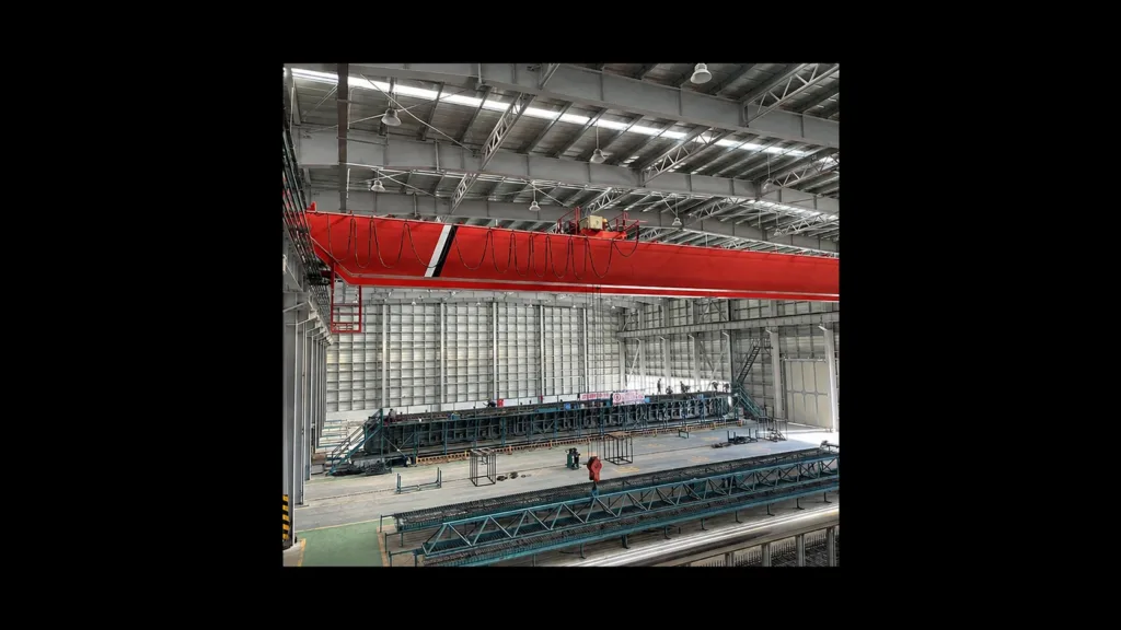 Double-girder overhead crane installation presented in the manufacturer catalog as an HH open-winch application