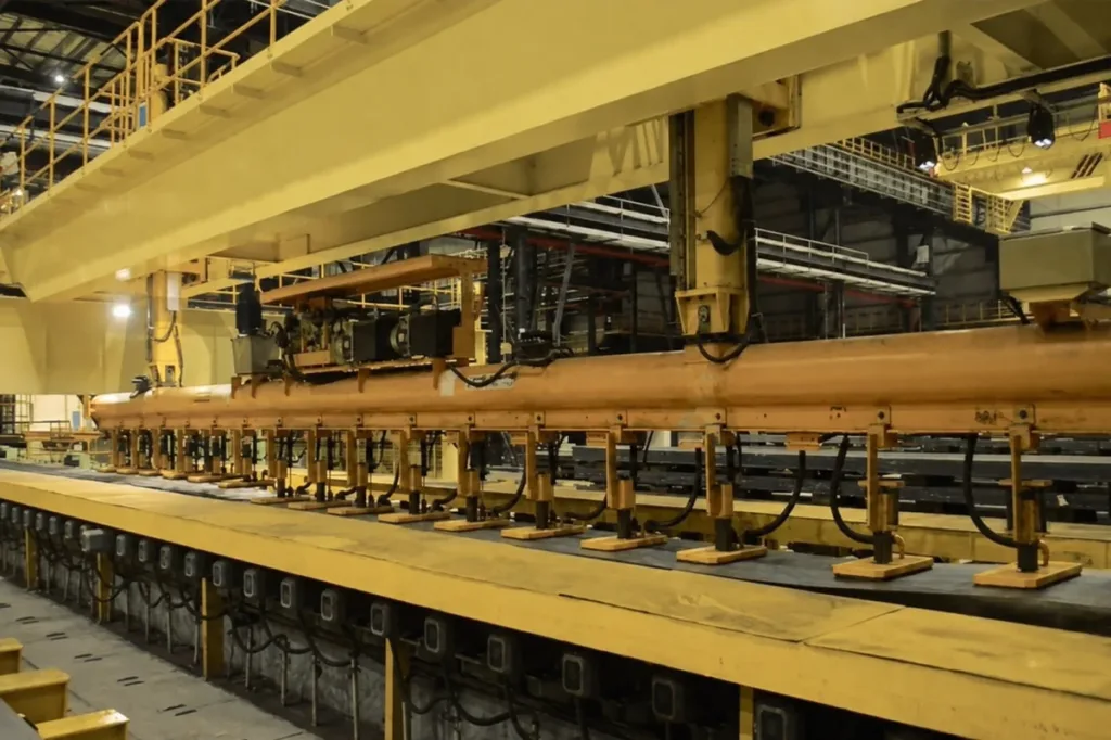 Plate handling lifting frame with multiple contact points above a steel plate