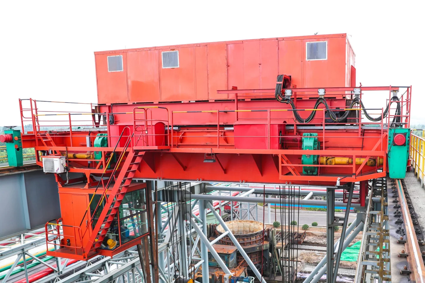 Large enclosed process crane integrated above a production vessel