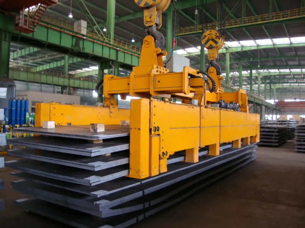 Motorized telescopic plate-stack lifter with multiple feet supporting stacked steel plates from below