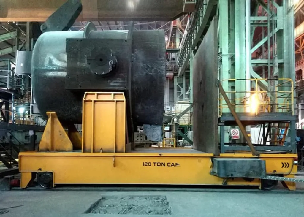 Ladle supported by a dedicated frame on a rail transfer vehicle in a foundry