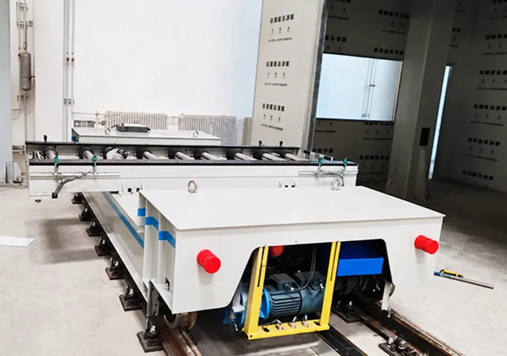Unloaded rail transfer cart with a flat support deck at a mould-handling installation