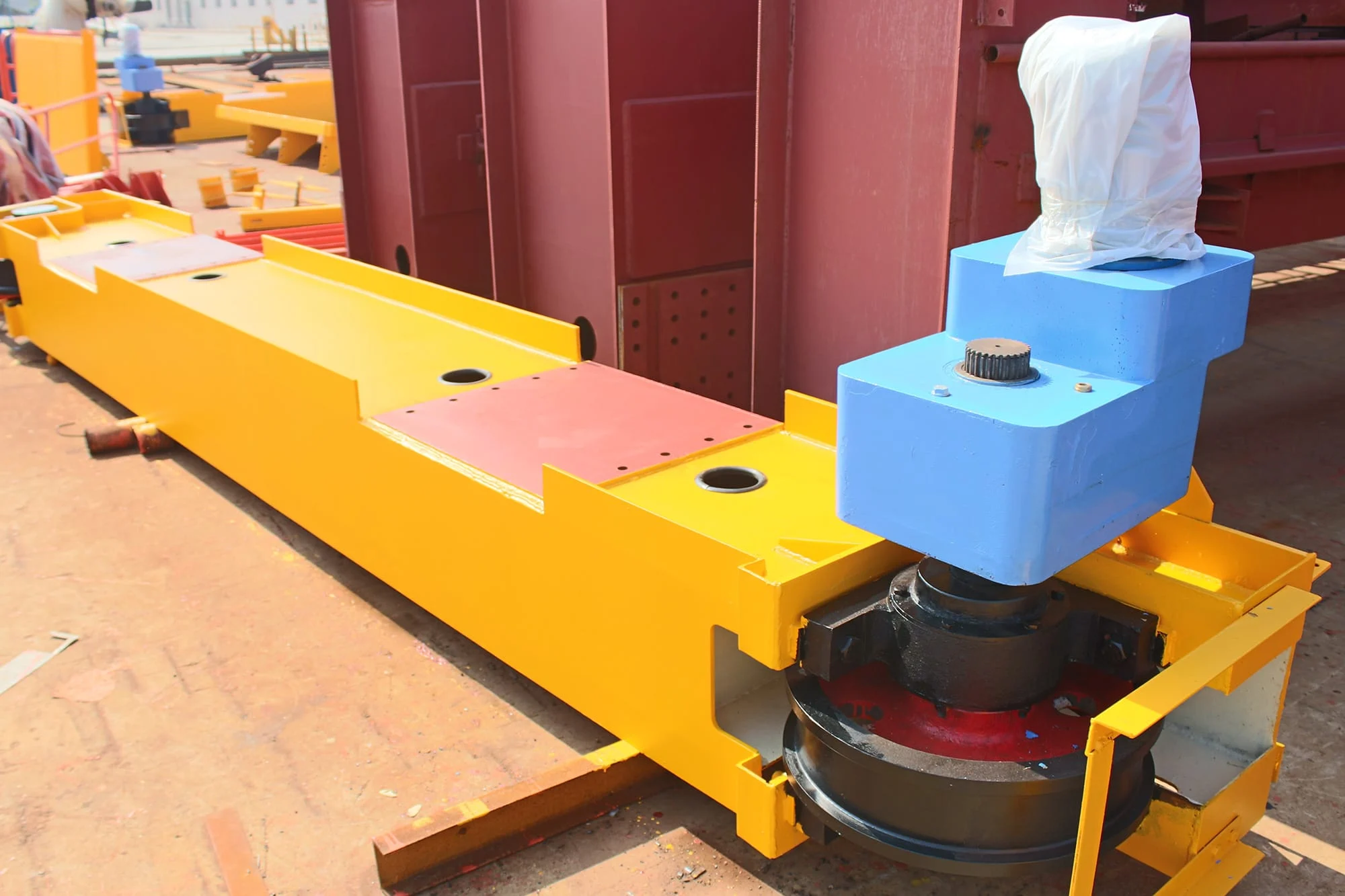 Manufactured end truck with steel wheel, reduction gearbox and structural connection plates