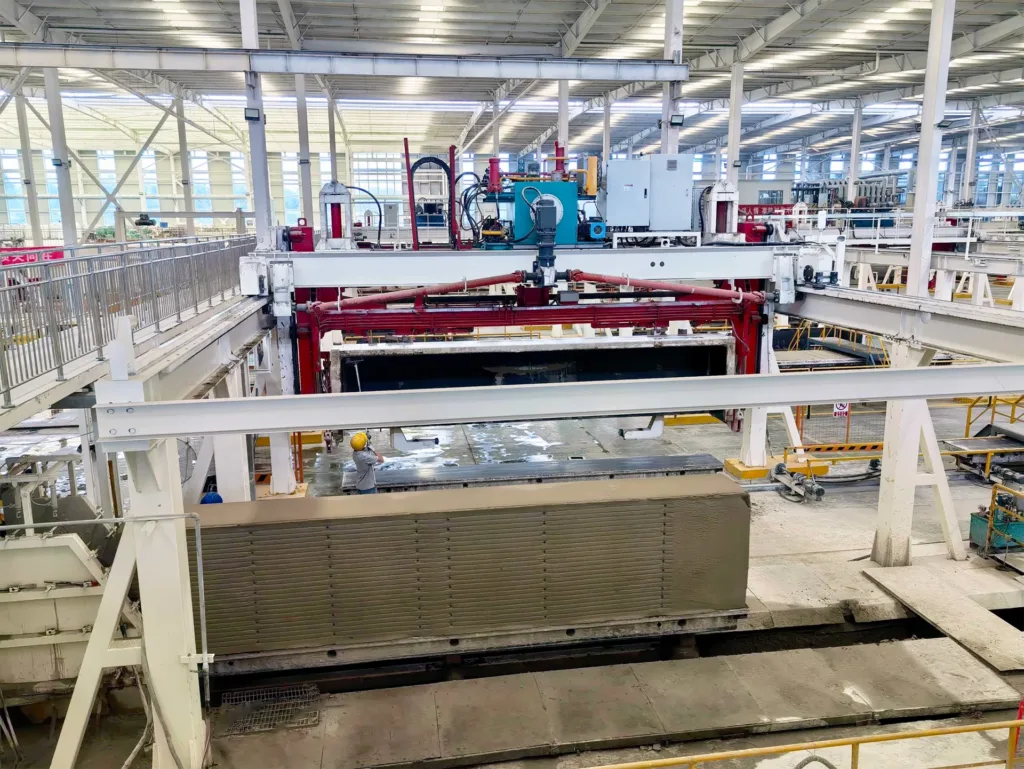 Fixed lifting installation serving a production station